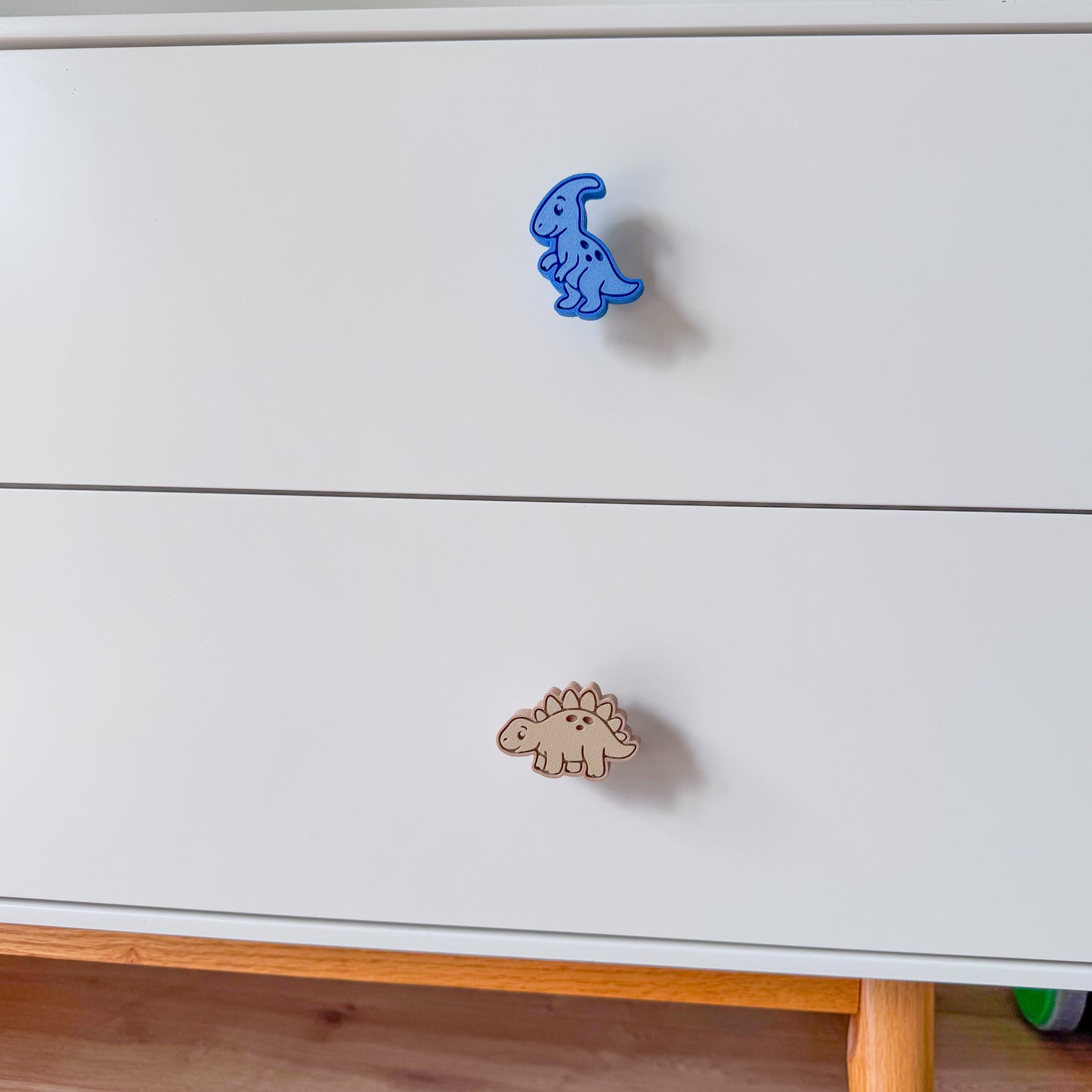 Bunte Dinosaurier Möbelgriffe für Kinderzimmer | Kindgerechte Schubladenknöpfe für Kommoden, Schränke
